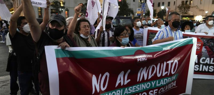 La orden para liberar a Fujimori provocó la noche del jueves protestas en las principales...