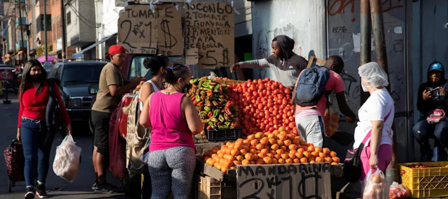 "En Venezuela, los precios también aumentan en dólares. A pesar de que el tipo...