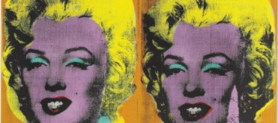 El "Shot Sage Blue Marilyn" muestra a la actriz con el rostro rosado, labios rojos, pelo...