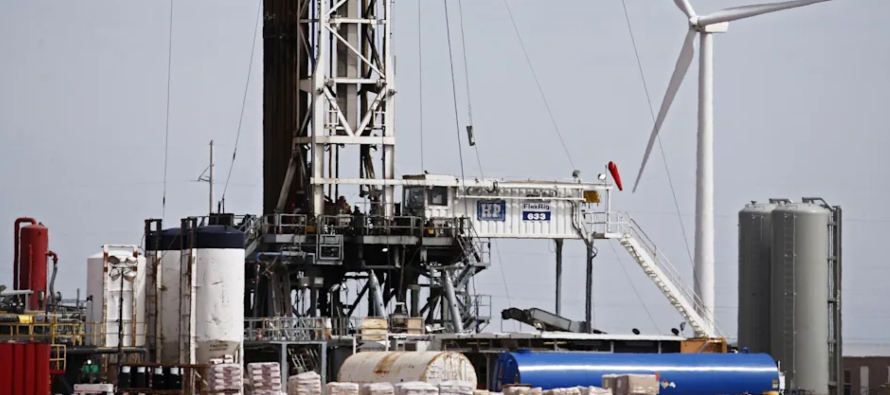 El precio del petróleo intermedio de Texas (WTI) bajó este martes un 0,6 % y se...