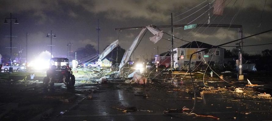 El tornado aparentemente se originó en un suburbio de Nueva Orleans y avanzó hacia el...