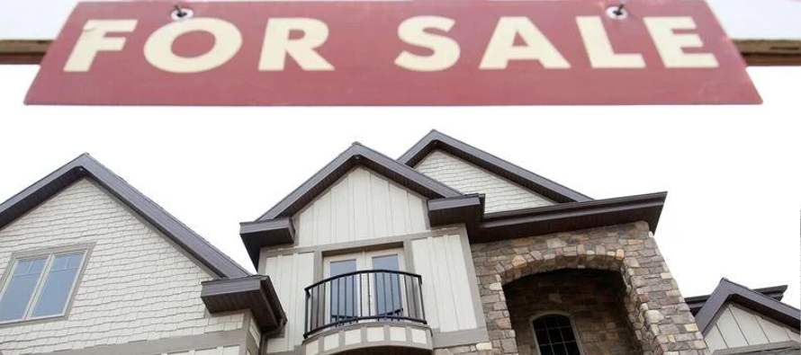 Las ventas de casas nuevas disminuyeron un 2% a una tasa anual ajustada estacionalmente de 772,000...