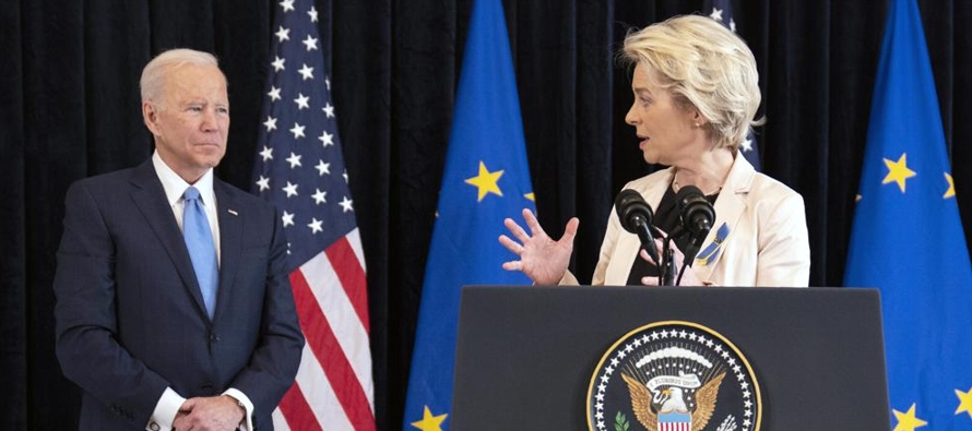 El presidente Joe Biden y la presidenta de la Comisión Europea Ursula von der Leyen...