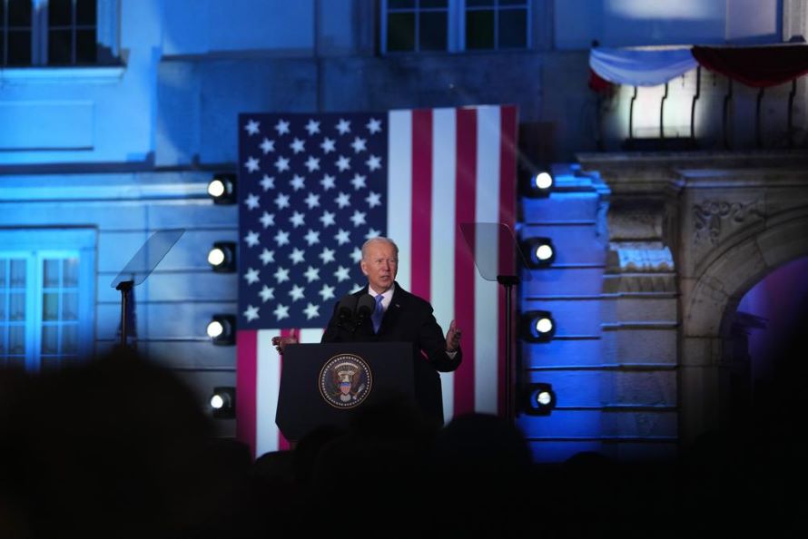 Biden pronunció su discurso frente al Castillo Real, uno de los edificios de referencia de...