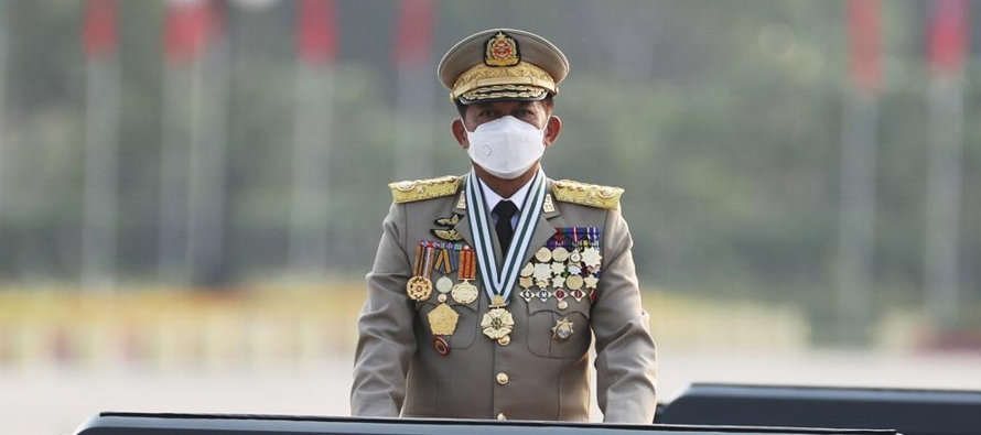 En un discurso en un desfile militar, el general Min Aung Hlaing instó a las minorías...