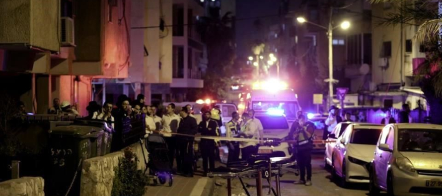 Por lo menos cinco personas murieron en un ataque a tiros el martes en un suburbio de Tel Aviv,...