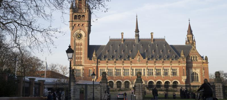 Los casos en La Haya se desarrollan en medio de antecedentes de relaciones tensas entre ambos...