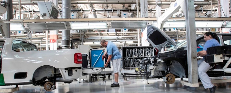BMW ha detenido la producción en dos fábricas alemanas. Mercedes está...