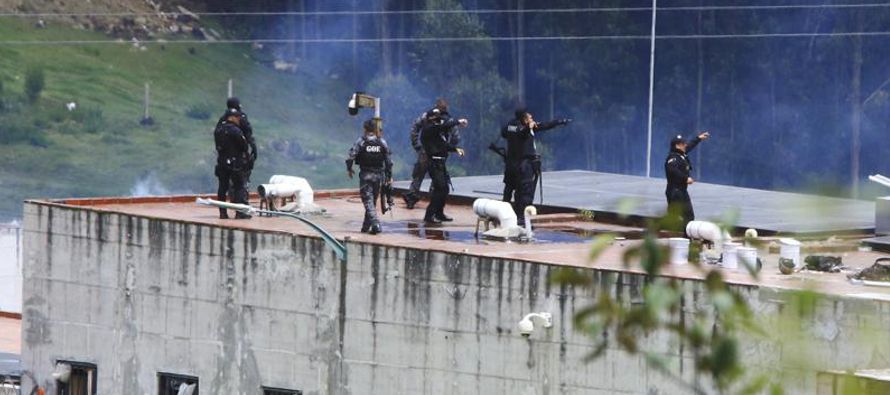 Las autoridades ecuatorianas el domingo intentan recuperar el control de una cárcel en el...