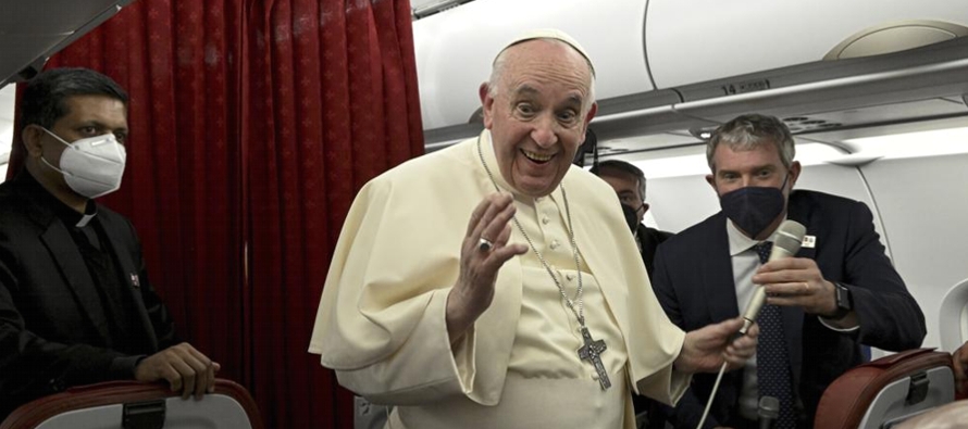 En declaraciones a los reporteros a su regreso de Malta, el pontífice dijo que él y...