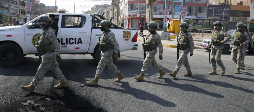 En Huaura, al norte de Lima, grupos de manifestantes tomaron una oficina de peaje y una mujer...