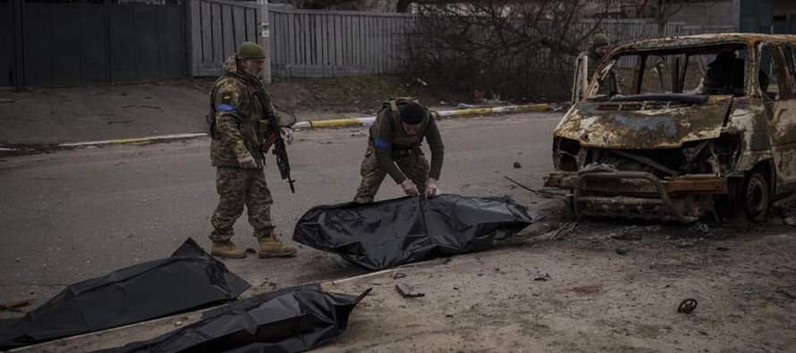 Las autoridades ucranianas han dicho que se han encontrado los cadáveres de al menos 410...