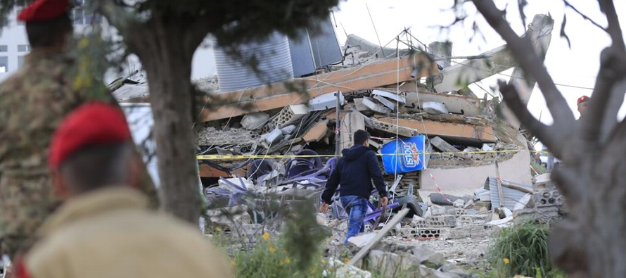 La explosión en la localidad de Banaafoul, derribó el edificio de dos plantas, que...