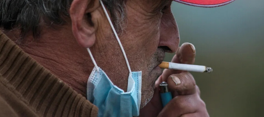 Los investigadores estimaron que la proporción de fumadores se redujo durante la epidemia de...