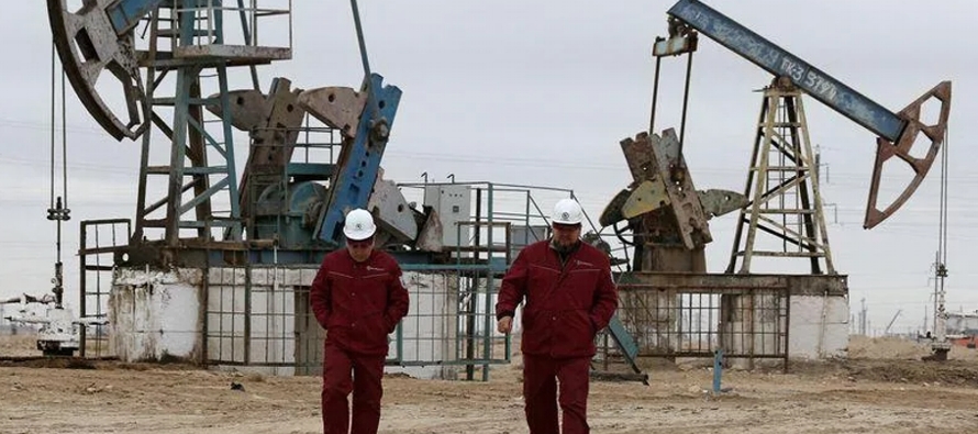 Las fuentes dijeron que la producción promedio de petróleo de Rusia cayó a...