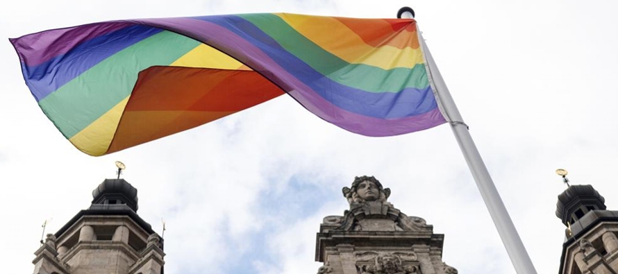 El ministerio indicó que el izamiento de la bandera arcoíris “debe estar...