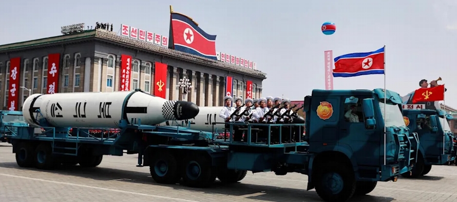 La capital norcoreana acogió en la víspera un montaje de luces a orillas del...