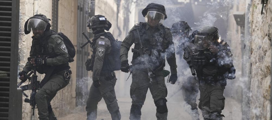 Palestinos y policías israelíes se enfrentaron el fin de semana dentro y en los...