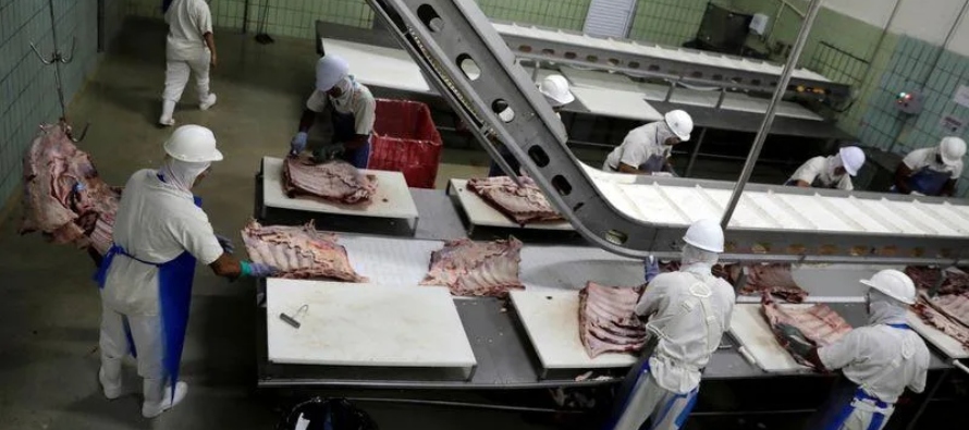 Shanghái es el principal punto de entrada de las importaciones de carne brasileña a...