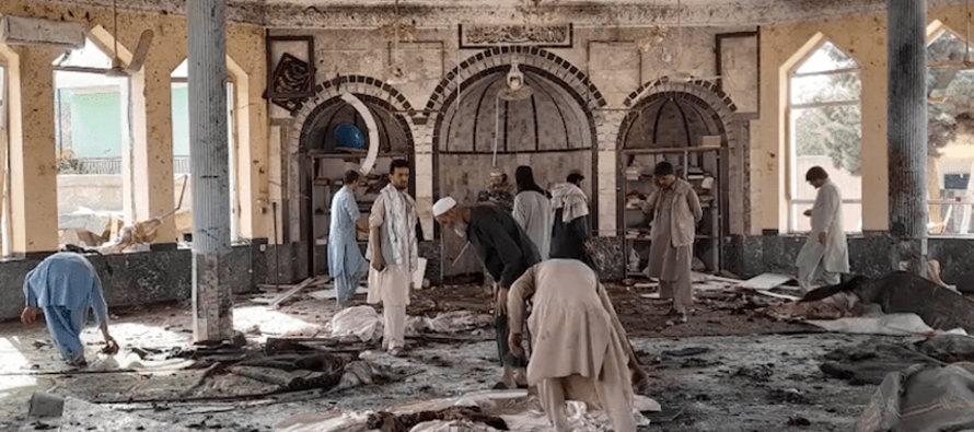La explosión se produjo justo cuando decenas de fieles se arrodillaban para orar durante el...