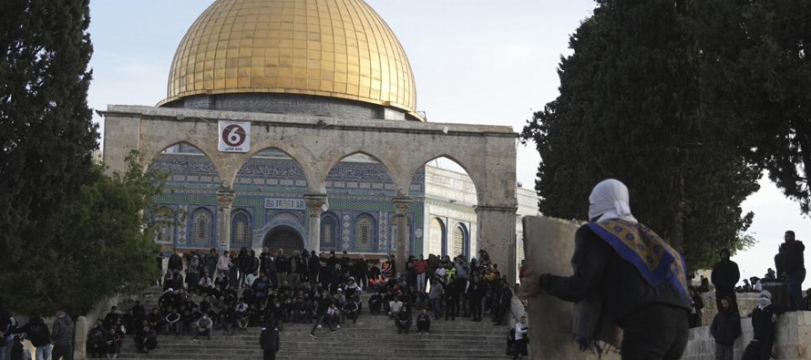 La renovada violencia en el lugar, que es considerado sagrado tanto por judíos como por...