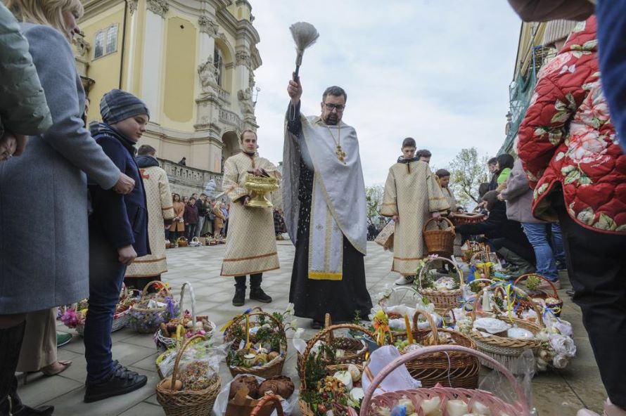 Al amanecer del domingo, los ucranianos comenzaban las celebraciones de la Pascua ortodoxa en la...