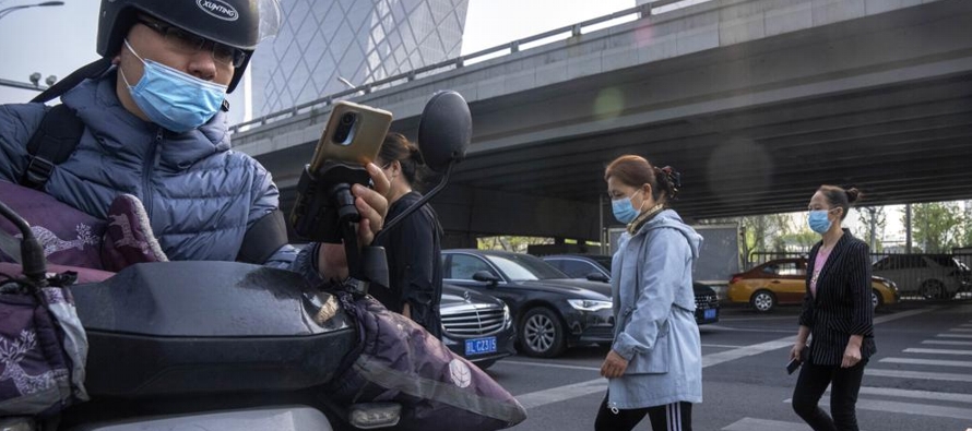 En Pudong, el distrito financiero de la ciudad, se colocaron delgadas vallas de metal o de malla en...