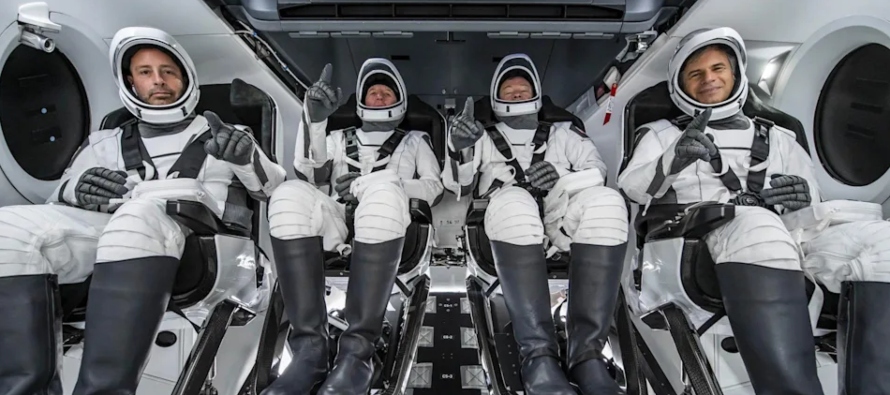 A las 13.53 hora local, abierta la compuerta, los cuatro astronautas saludaron con alegría...