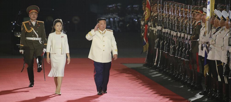 El desfile del lunes en la noche conmemoró el 90 aniversario del ejército norcoreano,...