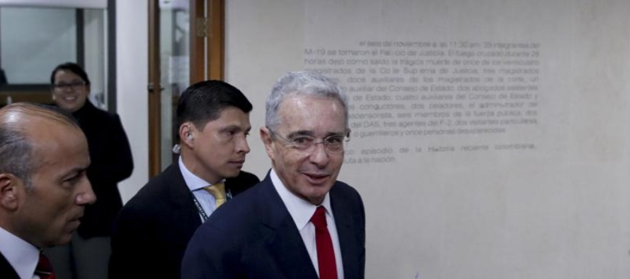 Por el contrario, el tribunal abrió un nuevo proceso contra Uribe para investigar si...