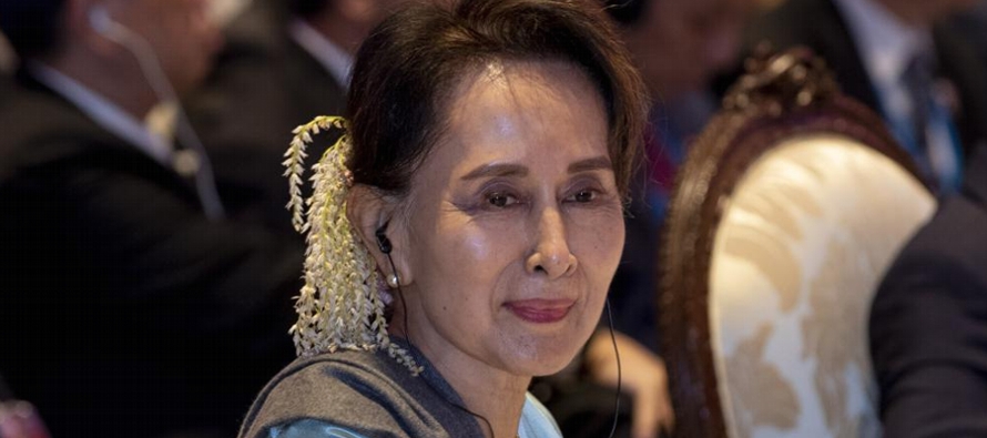 Suu Kyi, quien fue derrocada tras un golpe de Estado militar en febrero del año pasado,...