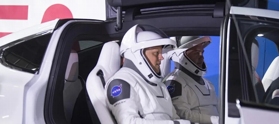 Los dos hombres y las dos mujeres viajan en la cápsula de SpaceX Dragon Freedom, que...