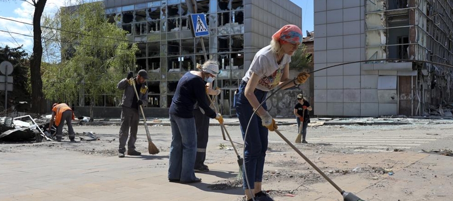 Las autoridades ucranianas advirtieron que los civiles que permanecen en Mariúpol, una...