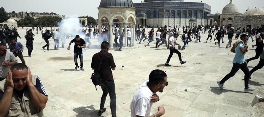 Los palestinos que estaban en el interior del complejo de la mezquita de Al-Aqsa empezaron a lanzar...