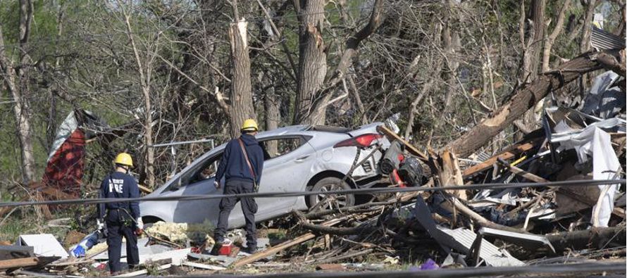 Un tornado que azotó partes de Kansas, destruyó o dañó decenas de...