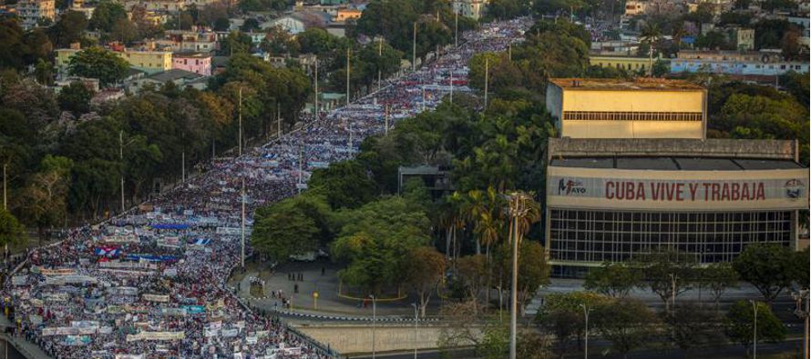  Cientos de miles de trabajadores cubanos volvieron a marchar el domingo por el día de los...