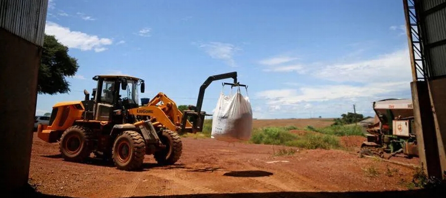 Brasil depende de las importaciones para cerca del 85% de sus necesidades de fertilizantes y...