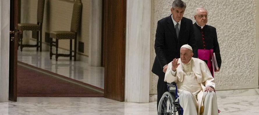 El pontífice empleó por primera vez una silla de ruedas en público para...