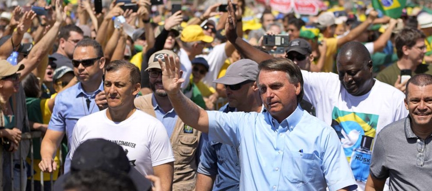 El mandatario derechista, que se ubica detrás del expresidente Luiz Inácio Lula da...