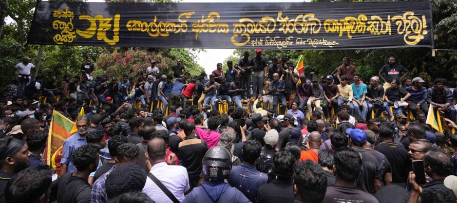 El presidente Gotabaya Rajapaksa emitió un decreto en el que declaró una emergencia...