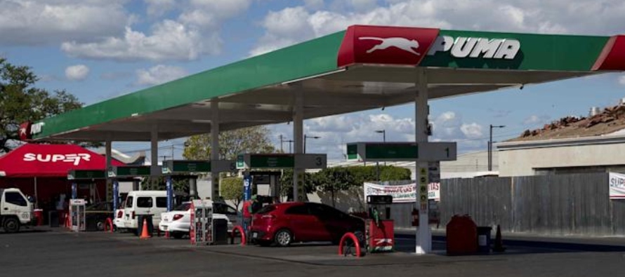 Con esta decisión, el precio de del galón (3,78 litros) de gasolina superior se...