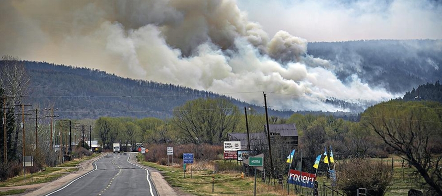 El incendio extendía por más de 96 kilómetros, desde Las Vegas, Nuevo...