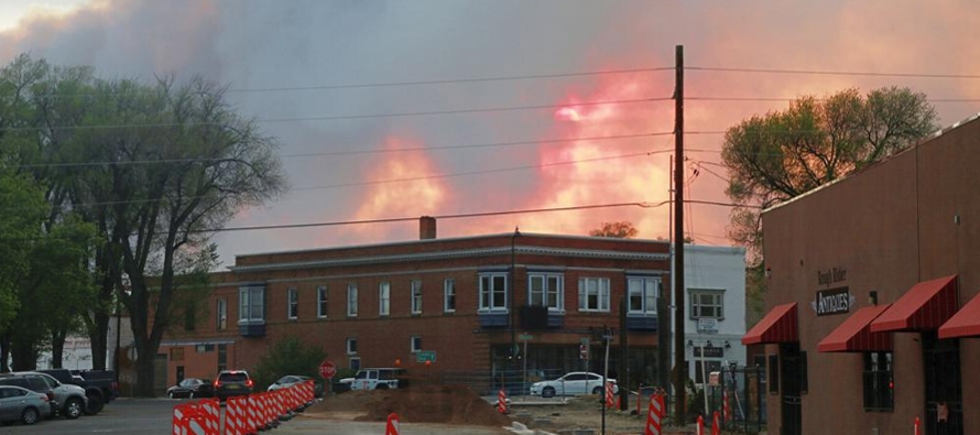 El incendio, que es el mayor de Estados Unidos, ha consumido unas 300 casas y saltó una...