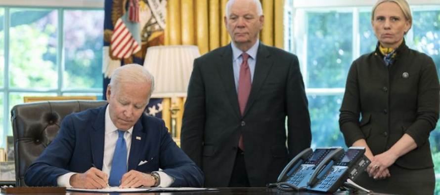 Antes de firmar el proyecto de ley, Biden dijo que la “guerra de Putin” estaba...