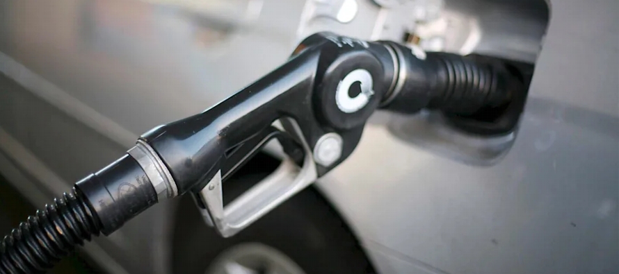 El precio del combustible alcanzó en marzo los 4 dólares por galón, superando...