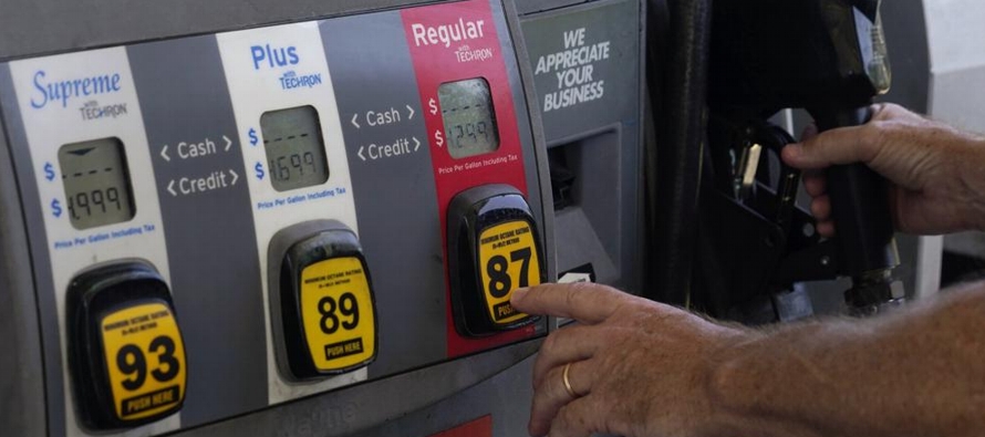 En todo el país, el precio del galón (3,8 litros) de gasolina aumentó a 4,40...
