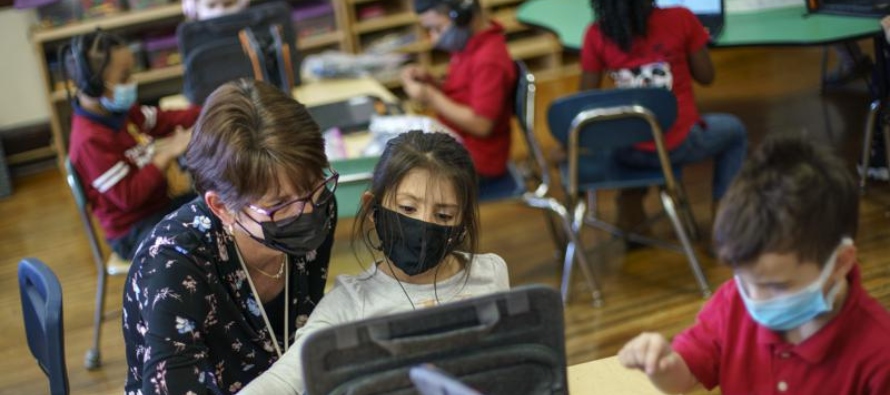 Las autoridades también recomiendan el uso de mascarillas en escuelas de partes de...