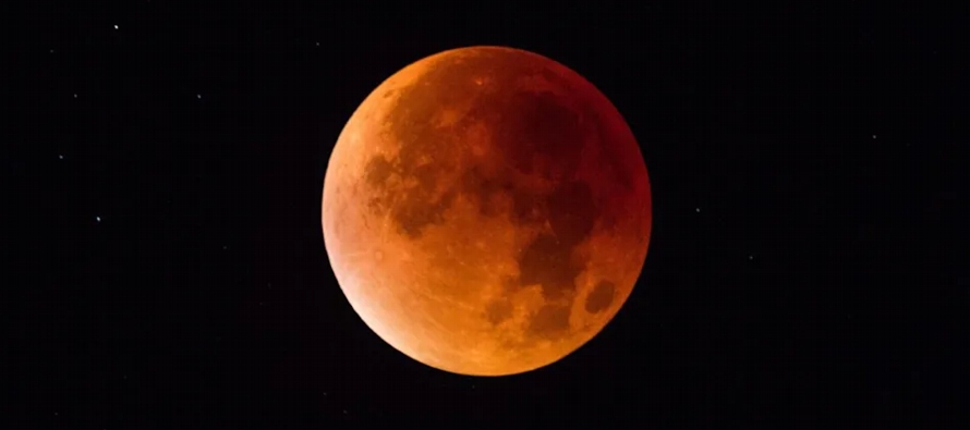 Este eclipse lunar total ocurre cerca del perigeo de la Luna, el punto en el espacio cuando...