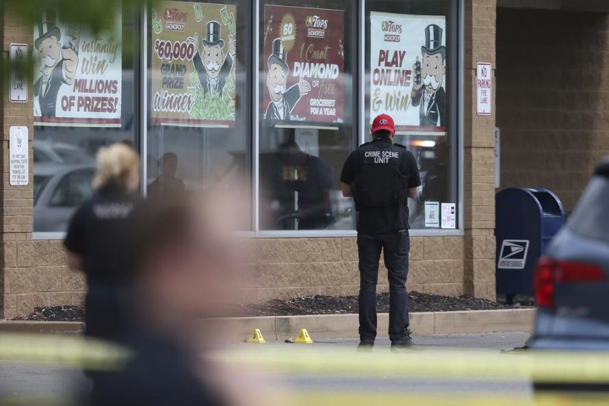 El individuo disparó en total a 11 personas negras y dos blancas el sábado,...