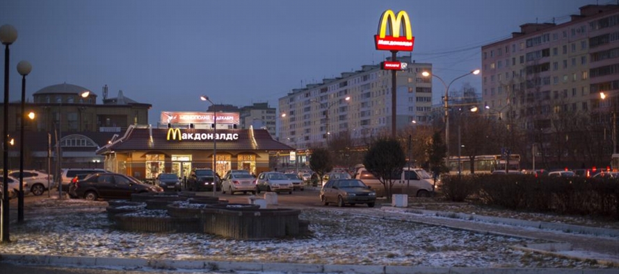 La compañía, cuyos 850 restaurantes en Rusia dan empleo a 62,000 personas,...